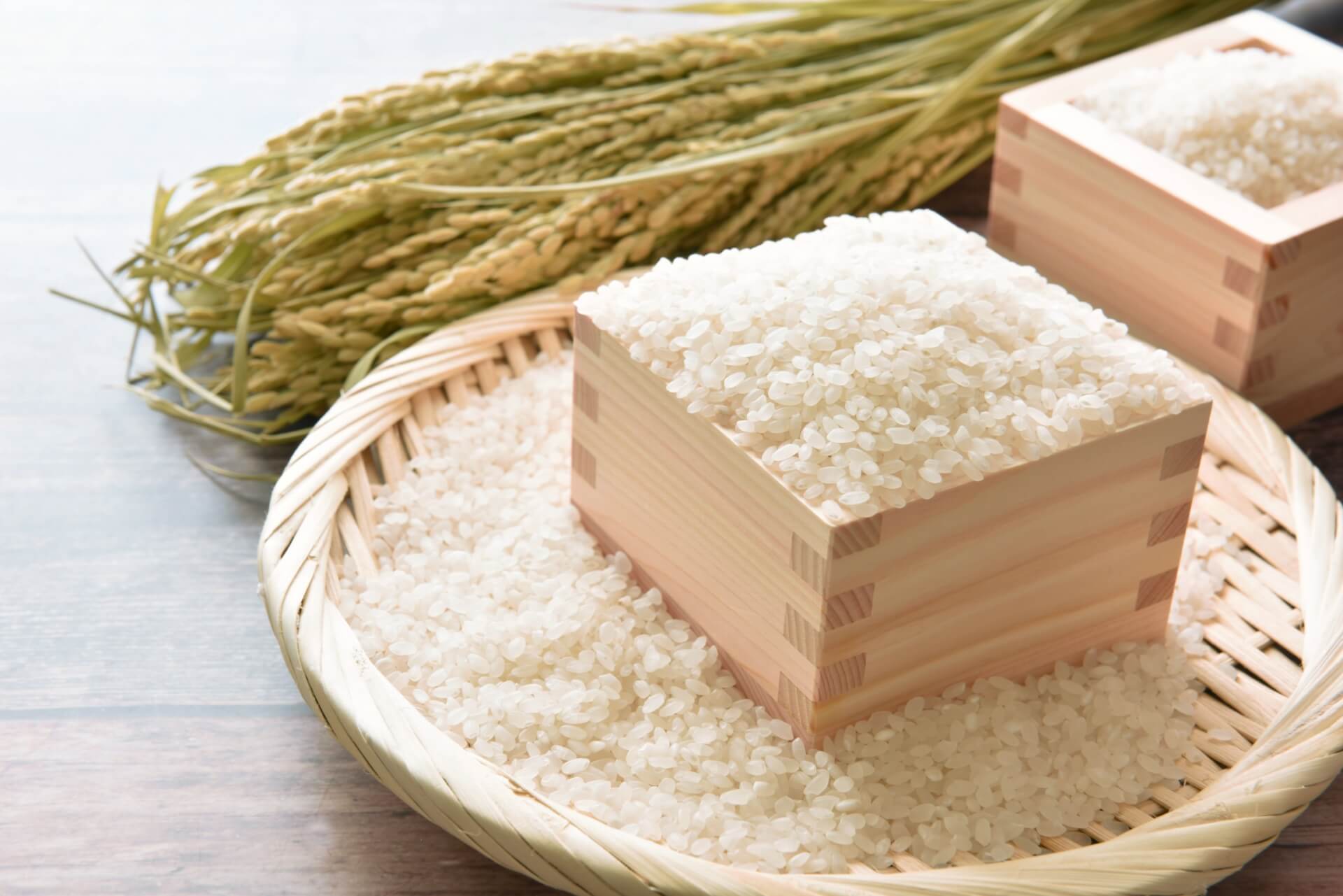 升に入った精米した米画像